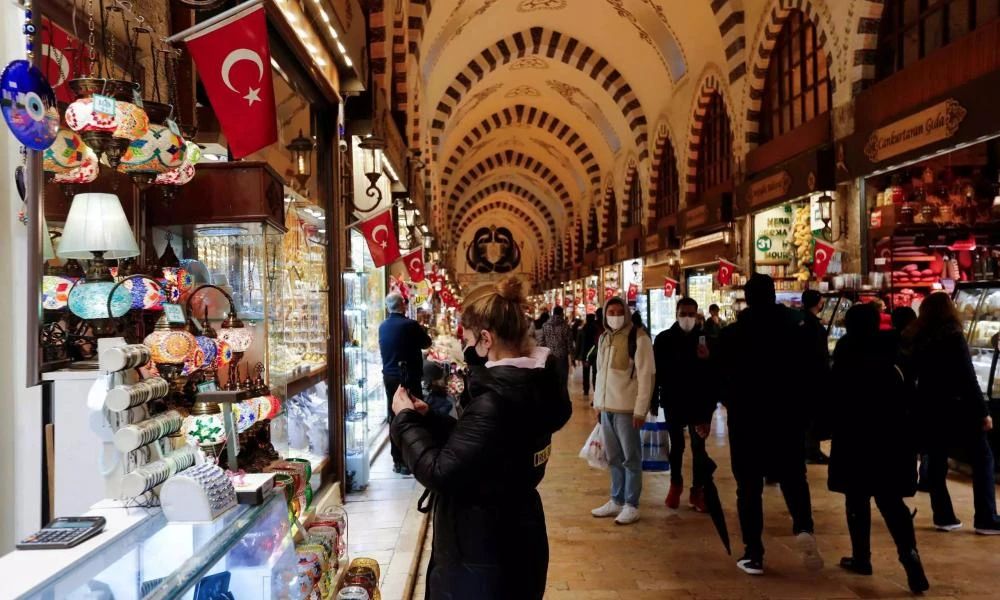 Τουρκία: Η κυβέρνηση Ερντογάν πιέζει καταστήματα και σούπερ μάρκετ να «παγώσουν» τις τιμές εν όψει των εκλογών